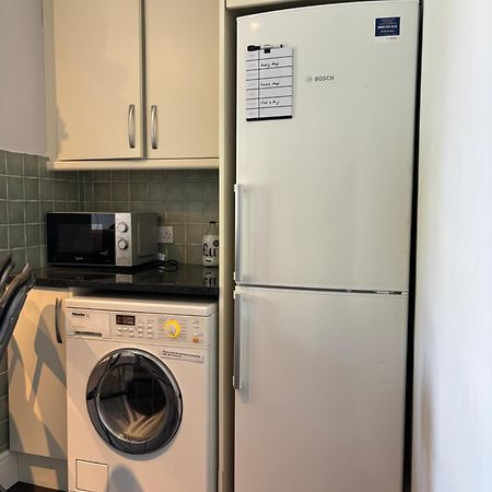 Large West Side Room Above G Grace & Son ترينج المظهر الخارجي الصورة