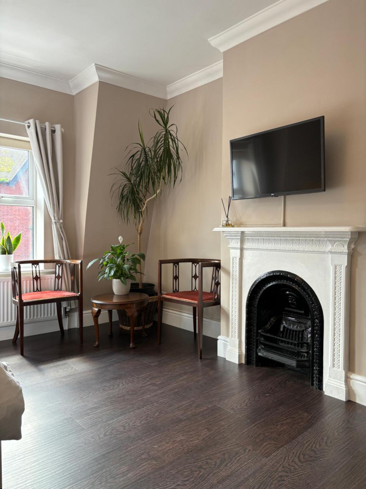 Large West Side Room Above G Grace & Son ترينج المظهر الخارجي الصورة