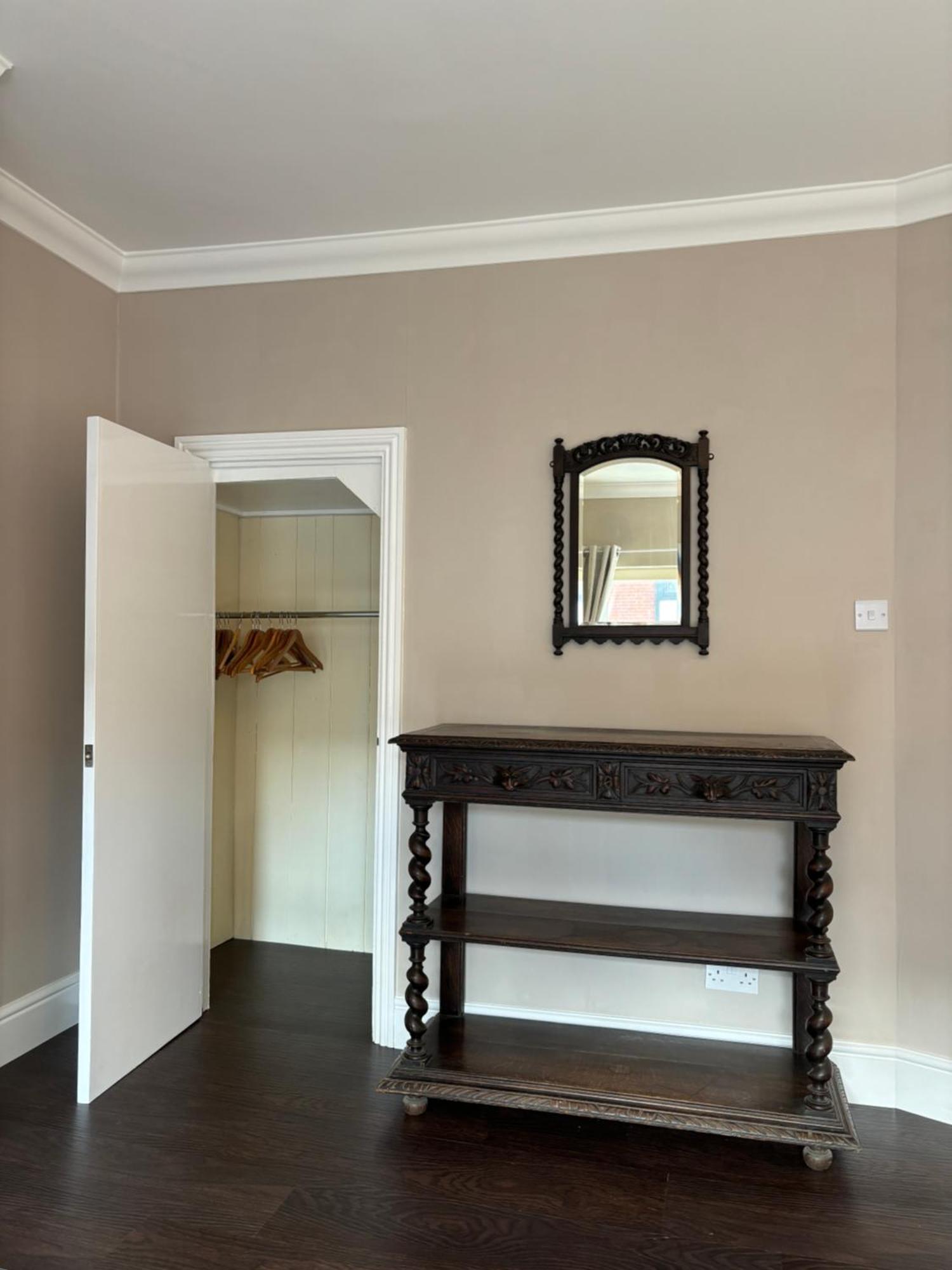 Large West Side Room Above G Grace & Son ترينج المظهر الخارجي الصورة